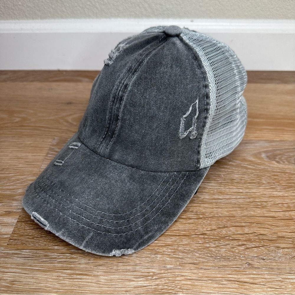 NWOT Women’s Gray Distressed Criss Cross Back Ponytail Hat